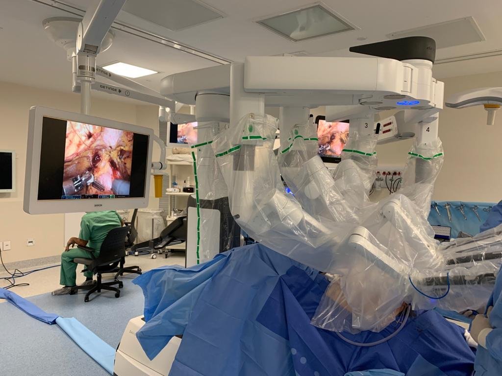 Pioneiros em cirurgia robótica inauguram clínica