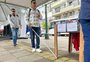 Bancas da 41ª Feira do Livro de Caxias do Sul obstruem o piso tátil na Praça Dante e dificultam a locomoção de deficientes visuais