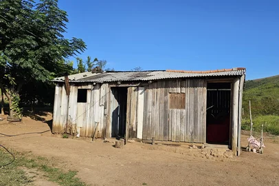 Um trabalhador de 60 anos foi resgatado de condições análogas à escravidão em uma área de assentamento rural no município de Eldorado do Sul, na região metropolitana de Porto Alegre. A ação ocorreu entre os dias 6 e 8 de maio, durante uma operação coordenada pelo Ministério do Trabalho e Emprego (MTE), com apoio do Ministério Público do Trabalho (MPT), Ministério Público do Estado do Rio Grande do Sul (MP-RS), Polícia Federal (PF) e da Secretaria de Assistência Social do município.Segundo o MTE, o idoso trabalhava há cerca de um ano no cultivo de tubérculos e legumes para uma empregadora, sem vínculo formal e sem receber salários. Em troca dos serviços prestados, ele era alojado em uma edificação precária, de madeira, sem piso e sem instalações sanitárias. A alimentação era fornecida pela assistência social do município.<!-- NICAID(16034234) -->