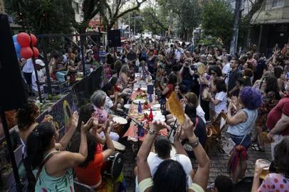 Porto Alegre, RS, Brasil, 30-11-2024: 7º Encontro Nacional e Internacional de Mulheres na Roda de Samba, no bairro Cidade Baixa. Uma grande roda feminina acontece ao mesmo tempo em diferentes cidades e celebra a presença das mulheres no samba. A edição nacional homenageia Clementina de Jesus e Áurea Martins. Em Porto Alegre, a homenageada é a sambista Luiza Hellena. Foto: Mateus Bruxel / Agência RBSIndexador: MATEUS BRUXEL<!-- NICAID(15925802) -->