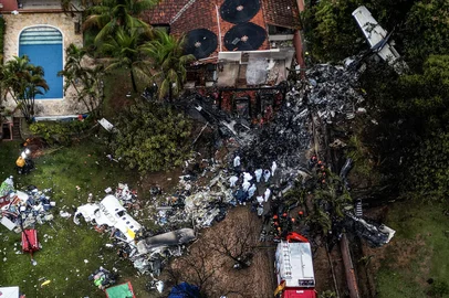 This photo shows an aerial view of the wreckage of an airplane that crashed with 61 people on board in Vinhedo, Sao Paulo State, Brazil, on August 10, 2024. An airplane carrying 57 passengers and four crew crashed on August 9 in Brazil's Sao Paulo state, killing everyone on board, the airline said. The aircraft, an ATR 72-500 operated by Voepass airline, was traveling from Cascavel in southern Parana state to Sao Paulo's Guarulhos international airport when it crashed in the city of Vinhedo. (Photo by Nelson ALMEIDA / AFP)<!-- NICAID(15837506) -->