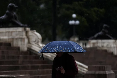 PORTO ALEGRE, RS, BRASIL, 17-07-2025: Clima em Porto Alegre. Frente fria se aproxima e provoca chuva na capital. Foto: Jonathan Heckler/Agência RBS<!-- NICAID(16082245) -->