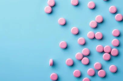 Blue background with pink pillsBlue background with pink pillsFonte: 812310458<!-- NICAID(15870505) -->