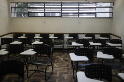 PORTO ALEGRE, RS, BRASIL - 2025.03.20 - Semestre se iniciando em boa parte das universidades públicas, volta a ocorrer um problema histórico: a evasão ou diminuição de frequência dos alunos de fora da cidade por motivos diversos. Saúde mental, dificuldades financeiras, falta de amparo, dificuldade de acompanhar os estudos, ausência de pertencimento. (Foto: André Ávila/ Agência RBS)Indexador: Andre Avila<!-- NICAID(15999632) -->