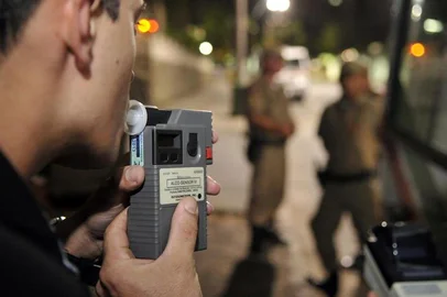 Diorgenes Pandini / Agencia RBS "A Notícia" acompanha durante uma madrugada uma barreira da Polícia Militar na avenida Getúlio Vargas, no centro de Joinville. Rapaz aceita fazer teste de bafômetroIndexador: Diorgenes Pandini