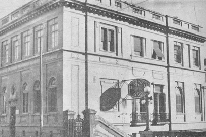 Rádio Farroupilha, em 1937, na Rua Duque de Caxias, junto ao viaduto<!-- NICAID(15306392) -->