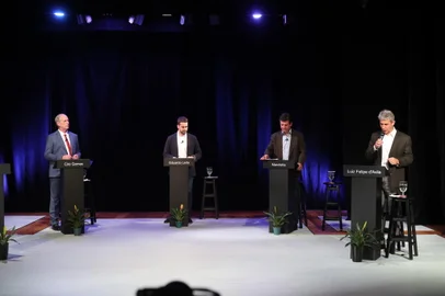 'Primárias': Ciro, Eduardo Leite e Mandetta debatem desafios da pandemia e retomada econômicaSP - ELEIÇÕES 2022/DEBATE/PRIMÁRIAS - POLÍTICA -  (E/D) O ex-governador do Ceará e ex-ministro Ciro Gomes (PDT), o governador do Rio   Grande do Sul, Eduardo Leite (PSDB), o ex-ministro da Saúde e ex-deputado, Luiz Henrique   Mandetta (DEM), e o mediador e cientista político Luiz Felipe d?Avila durante debate da   primeira edição do programa "Primárias", organizado pelo Estadão e pelo Centro de   Liderança Pública (CLP), realizado no Teatro-D, no Itaim, zona sul de São Paulo, nesta   quinta-feira, 1º de julho de 2021.   01/07/2021 - Foto: ALEX SILVA/ESTADÃO CONTEÚDOEditoria: POLÍTICALocal: SÃO PAULOIndexador: ALEX SILVAFotógrafo: ESTADÃO CONTEÚDO<!-- NICAID(14823703) -->