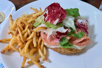 Bife de chorizo na brasa com glacê de chimichurri, batata ao murro e hollandaise, Chef Gonzalo Vidal, Gringo e a Gata, Interior do Gonza Restaurante, Milanesa do Gonza, Picaditas, Steak Tartare Beneditino, Vermute feito na casa, restaurante Gonza, rio de janeiro, food hunter, destemperados<!-- NICAID(16210286) -->