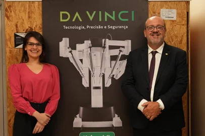 Complexo Hospitalar Unimed começa agora a etapa de instalação da plataforma de cirurgia robótica. Na foto, coordenadora do Programa de Cirurgia Robótica, Thaís Bordin e presidente da Unimed Nordeste-RS, Dr. André Leite. <!-- NICAID(15671064) -->