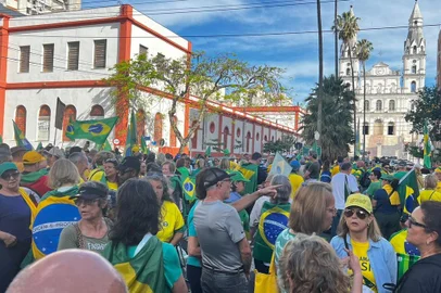 10/11/2022 - PORTO ALEGRE, RS - Manifestações contra o resultado das eleições seguem em frente ao Comando Militar do Sul, na Capital. FOTO: Eduardo Matos / Agência RBS<!-- NICAID(15261531) -->