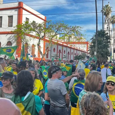 10/11/2022 - PORTO ALEGRE, RS - Manifestações contra o resultado das eleições seguem em frente ao Comando Militar do Sul, na Capital. FOTO: Eduardo Matos / Agência RBS<!-- NICAID(15261531) -->