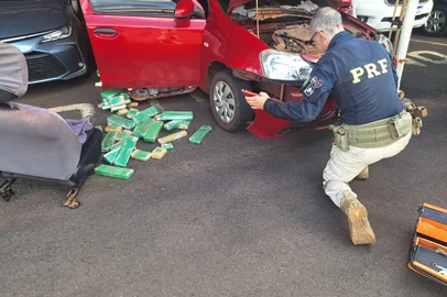 PRF apreende quase 300 quilos de maconha em dois veículos com placas da Argentina, na BR-468, em Três Passos.