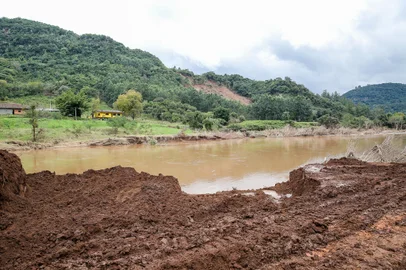 CAXIAS DO SUL, RS, BRASIL, 24/05/2024. Acompanhamento das obras da ponte que liga a Vale Real e o a travessia provisória à ponte sobre o Rio Caí. (Neimar De Cesero/Agência RBS)<!-- NICAID(15772534) -->