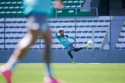 Treino do Juventude na véspera da partida contra o Grêmio. Na foto, o lateral-direito Ewerthon<!-- NICAID(15986139) -->