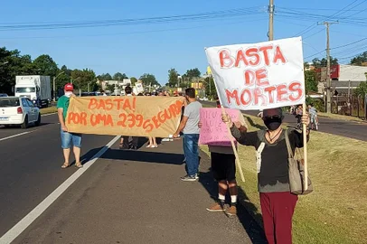 **A PEDIDO DE GUILHERME MILMAN**Moradores de Sapiranga, no Vale dos Sinos, realizaram protesto na RS-239 na tarde desta sexta-feira(12) em defesa das pessoas que perderam a vida em acidentes na rodovia. Familiares das vítimas estiveram junto a outros membros da comunidade em frente a uma fábrica de calçados na beira da estrada cobrando das autoridades municipais e estaduais medidas que garantam mais segurança no trânsito da região. De acordo com agentes do Comando Rodoviário da Brigada Militar(CRBM) o ato reuniu poucas pessoas e por isso não causou bloqueios e lentidão no trânsito. <!-- NICAID(14939957) -->