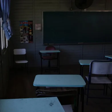 PORTO ALEGRE, RS, BRASIL, 19-10-2020: Escola Estadual Baltazar de Oliveira Garcia, no bairro Rubem Berta. O colégio tem apenas uma funcionária para limpeza e centenas de alunos. Instituição recebeu álcool gel, mas nenhum dispensador. Salas estavam fechadas e precisam de limpeza. A grama da pracinha também precisa de manutenção. Muitas escolas públicas não tem condições de reabrir para aulas presenciais.  (Foto: Mateus Bruxel)Indexador: Mateus Bruxel<!-- NICAID(14620183) -->