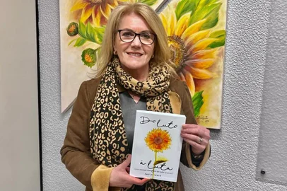 Vice-prefeita de Caxias do Sul, Paula Ioris, com o seu livro "Do Luto à Luta".<!-- NICAID(15212652) -->