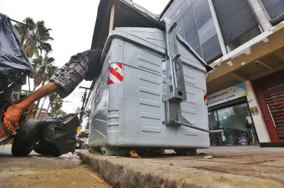 Porto Alegre, RS, Brasil, 05/06/2023 - Acúmulo de lixo nas ruas de Porto Alegre - Foto: Lauro Alves/Agência RBS<!-- NICAID(15447747) -->