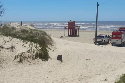 BRBM / Divulgação A Brigada Militar está atendendo, na manhã deste domingo (16/11), uma ocorrência de localização de um artefato explosivo na beira-mar, nas proximidades da guarita 209, no bairro Magistério, em Balneário Pinhal.<!-- NICAID(16168275) -->