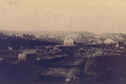 *** Estação Férrea Antiga ***Estação Férrea de Caxias do Sul, em sua inauguração, em 1¼ de junho de 1910. TremFoto: Domingos Mancuso, coleção Francisco Fortuna, Reprodução Fonte: Reprodução Fotógrafo: Domingos Mancuso<!-- NICAID(1019833) -->