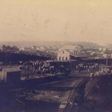 *** Estação Férrea Antiga ***Estação Férrea de Caxias do Sul, em sua inauguração, em 1¼ de junho de 1910. TremFoto: Domingos Mancuso, coleção Francisco Fortuna, Reprodução Fonte: Reprodução Fotógrafo: Domingos Mancuso<!-- NICAID(1019833) -->