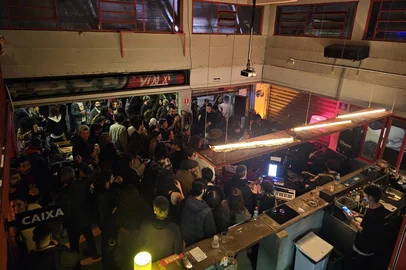 Em clima de saudade e sob chuva, bar se despede de esquina que virou referência da vida noturna de Porto Alegre<!-- NICAID(16088972) -->