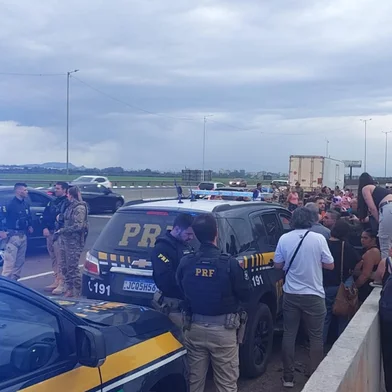 Grupo de moradores do bairro Sarandi bloqueia parcialmente a pista do quilômetro 89 da freeway, em Porto Alegre, neste começo de noite de sexta-feira (24). Às 19h, a situação provocava pelo menos 8 quilômetros de congestionamento no sentido Litoral Norte, com o trânsito começando a parar nas imediações da nova ponte do Guaíba.<!-- NICAID(15961248) -->
