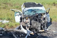 Duas pessoas morreram e uma ficou ferida em um acidente de trânsito envolvendo três veículos no distrito de Tainhas, na Rota do Sol, na tarde deste domingo (11).<!-- NICAID(16201962) -->