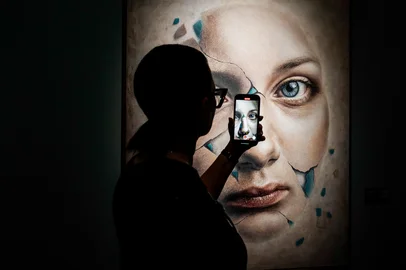 Exposição Persona da artista Silvia Brum. Sandra Echeverria, da Art Destination, promoveu uma visita guiada com a artista no Museu de Arte do Paço. Durante a visita, Andréa Graiz fez essa foto.<!-- NICAID(15970279) -->