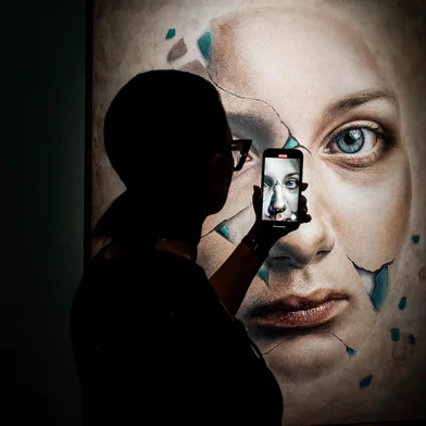 Exposição Persona da artista Silvia Brum. Sandra Echeverria, da Art Destination, promoveu uma visita guiada com a artista no Museu de Arte do Paço. Durante a visita, Andréa Graiz fez essa foto.<!-- NICAID(15970279) -->