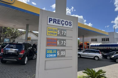 Posto na Avenida Bento Gonçalves, 1.960. Preço na data<!-- NICAID(16010642) -->