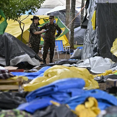 Soldiers dismantle the camp set up by supporters of Brazil's far-right ex-president Jair Bolsonaro in front of the Army headquarters in Brasilia, on January 9, 2023, a day after they invaded the Congress, presidential palace and Supreme Court. - Brazilian security forces locked down the area around Congress, the presidential palace and the Supreme Court Monday, a day after supporters of ex-president Jair Bolsonaro stormed the seat of power in riots that triggered an international outcry. Hardline Bolsonaro supporters have been protesting outside army bases calling for a military intervention to stop Lula from taking power since his election win. (Photo by MAURO PIMENTEL / AFP)Editoria: WARLocal: BrasíliaIndexador: MAURO PIMENTELSecao: demonstrationFonte: AFPFotógrafo: STF<!-- NICAID(15315832) -->