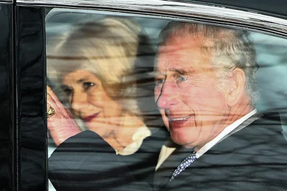 Britain's King Charles III and Britain's Queen Camilla wave as they leave by car from Clarence House in London on February 6, 2024. King Charles III's estranged son Prince Harry reportedly arrived in London on Tuesday after his father's diagnosis of cancer, which doctors "caught early". (Photo by HENRY NICHOLLS / AFP)Editoria: HUMLocal: LondonIndexador: HENRY NICHOLLSSecao: imperial and royal mattersFonte: AFPFotógrafo: STR<!-- NICAID(15671198) -->