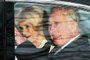 Britain's King Charles III and Britain's Queen Camilla wave as they leave by car from Clarence House in London on February 6, 2024. King Charles III's estranged son Prince Harry reportedly arrived in London on Tuesday after his father's diagnosis of cancer, which doctors "caught early". (Photo by HENRY NICHOLLS / AFP)Editoria: HUMLocal: LondonIndexador: HENRY NICHOLLSSecao: imperial and royal mattersFonte: AFPFotógrafo: STR<!-- NICAID(15671198) -->