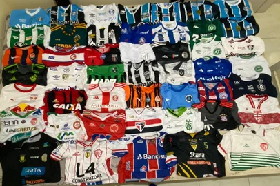 Dionei César / Arquvo Pessoal Pai reúne 64 camisas de jogadores para inspirar o filho apaixonado por futebol<!-- NICAID(16334061) -->