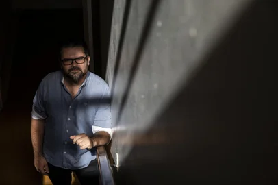 SANTA MARIA, RS, BRASIL - 20.01.2020 - Vitor Crestani Calegaro, 38 anos, professor e psiquiatra do Hospital Universitário de Santa Maria, que defendeu em outubro, na Faculdade de Medicina da UFRGS, a tese de doutorado intitulada "Incêndio da boate Kiss: investigação da relação entre personalidade, psicopatologia e resiliência". (Foto: Jefferson Botega/Agencia RBS)Indexador: Jefferson Botega<!-- NICAID(14392988) -->