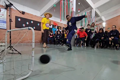 A oitava edição do Festival Especial se encerra na próxima quarta-feira com o desfile cênico produzido por Pepe Pessoa na APAE (Sede Cinquentenário) e no CDC (Centro Dia Caxias). O projeto que aposta na inclusão pela arte e cultura tem ainda festinha italiana fechando suas atividades tendo como atrações o projeto Beto e Suas Máquinas, do músico Beto Scopel, e Genoveva & Radicci, do Grupo UEBA, além de apresentação do Grupo de Dança Italiana Fare Amicci.<!-- NICAID(15850545) -->