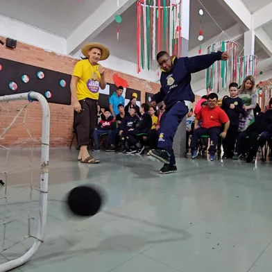 A oitava edição do Festival Especial se encerra na próxima quarta-feira com o desfile cênico produzido por Pepe Pessoa na APAE (Sede Cinquentenário) e no CDC (Centro Dia Caxias). O projeto que aposta na inclusão pela arte e cultura tem ainda festinha italiana fechando suas atividades tendo como atrações o projeto Beto e Suas Máquinas, do músico Beto Scopel, e Genoveva & Radicci, do Grupo UEBA, além de apresentação do Grupo de Dança Italiana Fare Amicci.<!-- NICAID(15850545) -->