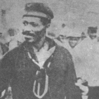 Túnel do tempo: Em 22 de novembro de 1910, marinheiros de guerra do Brasil, sob o comando de um deles, o negro gaúcho João Cândido, patrocinaram uma das rebeliões mais surpreendentes da história do país, a Revolta da Chibatano Rio de JaneiroJoão Cândido, "o Almirante Negro", comandou a esquadra e a rebelião a partirdo navio capitânia Minas Gerais. A anistia durou pouco. João Cândido passou 18 meses numa prisão subterrânea, de onde saiu para o Hospital de Alienados.p. 70 Fonte: Reprodução<!-- NICAID(2017244) -->