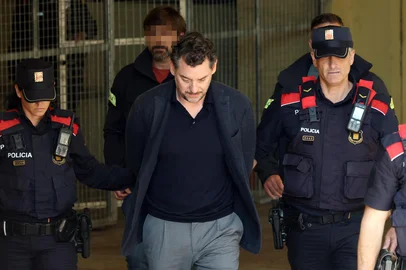 Catalan regional police officers (Mossos d'Esquadra) escort Jonathan Andic, the son of Isak Andic, founder of Spanish fashion brand Mango, as he arrives at a court in Martorell, near Barcelona, following his arrest on May 19, 2026. Spanish police said today they have arrested the eldest son of Mango clothing empire founder Isak Andic over his father's death during a hiking trip in December 2024. Jonathan Andic, who was alone with his 71-year-old father when the retail magnate plunged to his death in the Montserrat mountains near Barcelona, was taken into custody, Catalan regional police said, confirming a report in the daily La Vanguardia newspaper. (Photo by Lluis GENE / AFP)<!-- NICAID(16288185) -->
