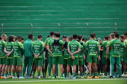 CAXIAS DO SUL, RS, BRASIL, 29/10/2022. Primeiro treino do Juventude sob o comando do técnico Celso Roth, no estádio Alfredo Jaconi. (Bruno Todeschini/Agência RBS)<!-- NICAID(15249520) -->