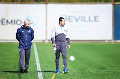 RS - FUTEBOL/ TREINO GREMIO 2026 - ESPORTES - Jogadores do Gremio realizam treino tÃ©cnico durante a manha desta quinta-feira, no CT Luiz Carvalho, na preparaÃ§Ã£o para a partida valida pelo Campeonato Brasileiro 2026. FOTO: LUCAS UEBEL/GREMIO FBPA<!-- NICAID(16290414) -->