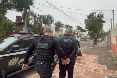 Homem é preso por armazenamento de arquivos de pedofilia em Porto Alegre<!-- NICAID(16081091) -->