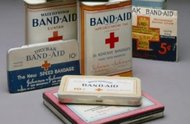 Curativo Band-Aid. Latas em 1926.<!-- NICAID(16065282) -->