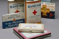 Curativo Band-Aid. Latas em 1926.<!-- NICAID(16065282) -->