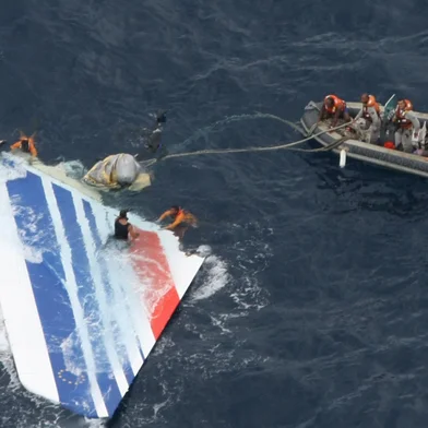 Pedaços da fuselagem do avião da Airfrance do voo 447, que sofreu acidente.#PÁGINA:34In this photo released by Brazil's Air Force, Brazil's Navy sailors recover debris from the missing Air France jet at the Atlantic Ocean, Monday, June 8, 2009.  A U.S. Navy team was flying to Brazil on Monday with high-tech underwater listening devices to help the search for the black boxes from an Air France plane that crashed into the Atlantic Ocean. (AP Photo/Brazil's Air Force)  **  NO SALES  ** Fonte: AP Fotógrafo: Brazil's Air Force<!-- NICAID(210503) -->