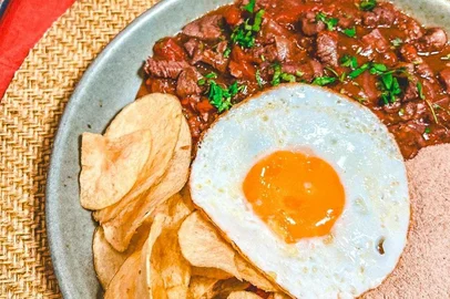Picadinho de carne, receita da Lela, Destemperados, ovo frito, feijão, batata chips, receita<!-- NICAID(15949647) -->