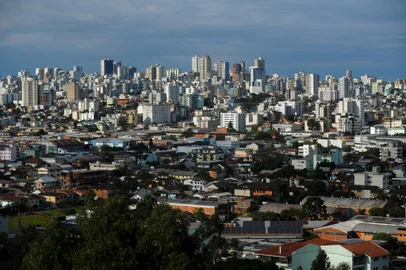 CAXIAS DO SUL, RS, BRASIL, 19/06/2024. Imagens para ilustrar matéria sobre o 134° Aniversário de Caxias Do Sul, com alguns locais que representam a cidade. Na foto, monumento Jesus do Terceiro Milênio com vista panorâmica da cidade, a partir dos Pavilhões da Festa da Uva. (Bruno Todeschini/Agência RBS)Indexador: BTK<!-- NICAID(15792760) -->