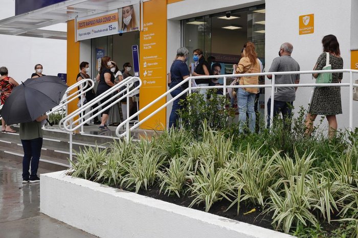 Primeiro dia de vacinação de profissionais liberais da saúde é marcado por  filas em farmácias de Porto Alegre | GZH