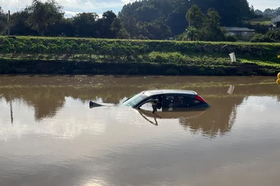 Homem perde controle de veículo na Rota do Sol e acaba dentro de açude<!-- NICAID(16054260) -->